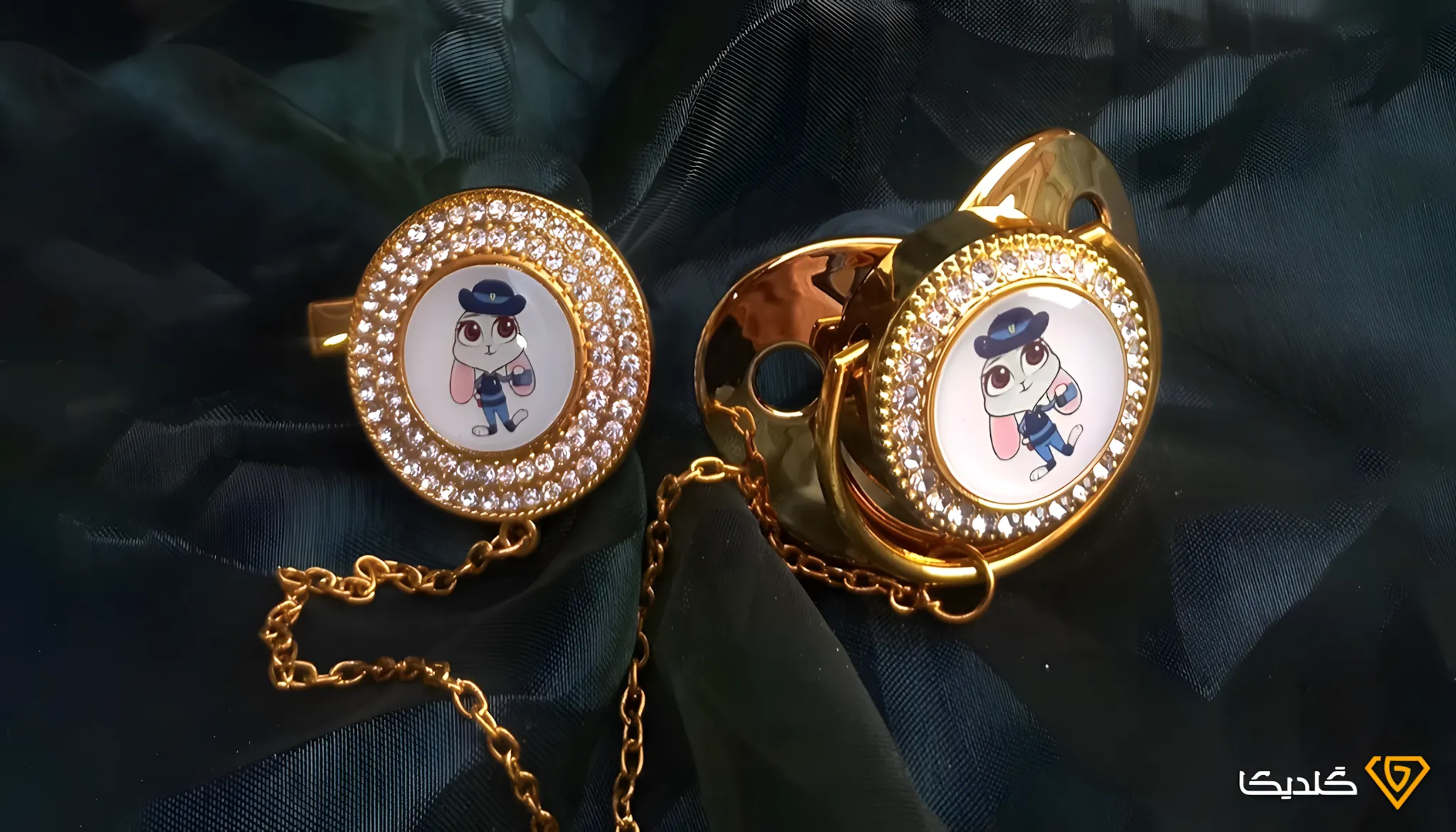 هدیه طلا برای نوزاد پسر می‌تواند خوشحالی والدین نوزاد را نیز به همراه داشته باشد.