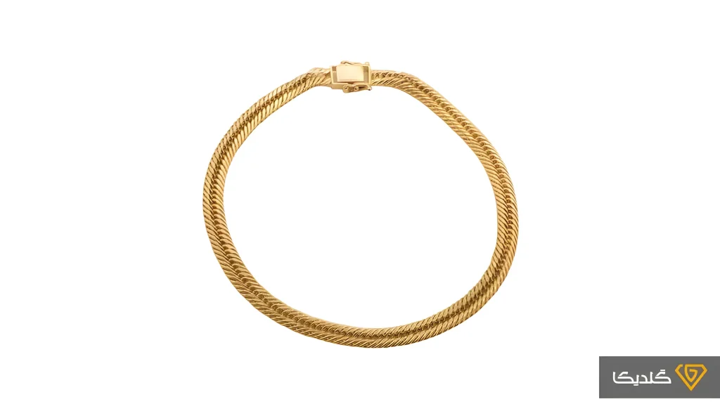 همه چیز درباره طلا ژاپنی؛ شاهکار کارتیر که به اشتباه ژاپنی نام گرفت 1 راز محبوبیت طلا ژاپنی در طراحی منحصر به فردش نهفته است.