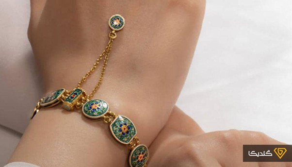 مینا کاری روی طلا هنر ظریفی است. 