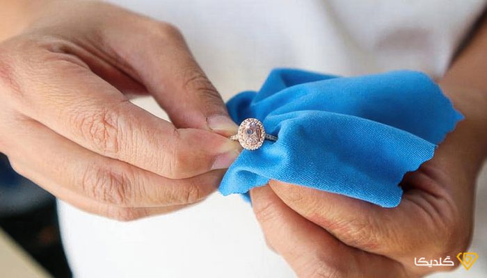 تمیز کردن طلای سفید در خانه کار پیچیده ای نیست.