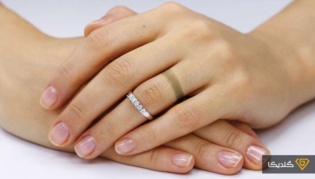 سیاه شدن پوست با طلا به خاطر آلیاژهای موجود در آن است.
