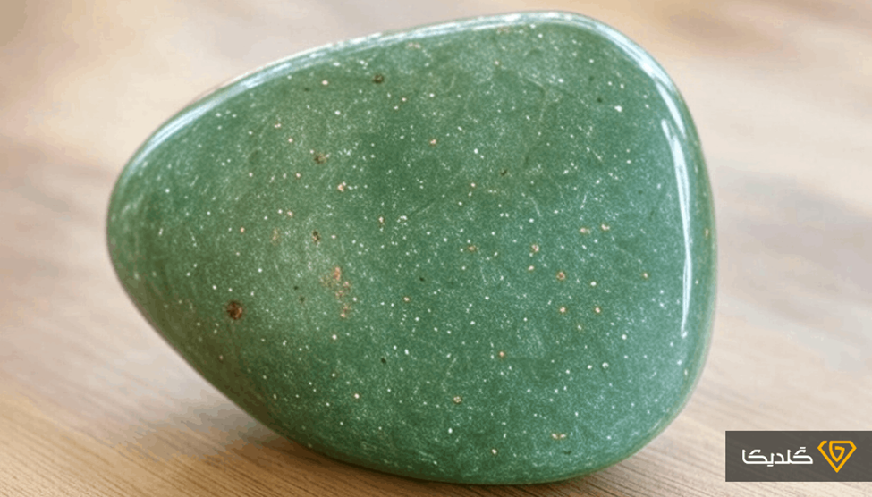 سنگ دلربا یک کوارتز نیمه‌شفاف است.