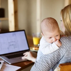 مرخصی ۹ ماهه و بازنشستگی از ۴۰ سال؛ قوانین جدید مادران شاغل