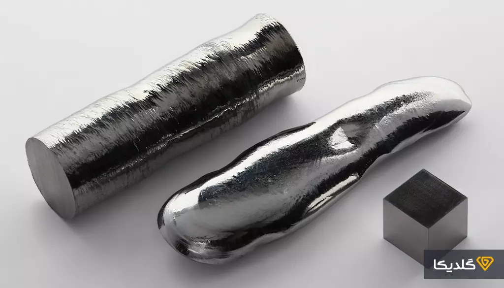 رنیوم فلزی خاکستری نادر است که آن را در معدن موغ در شیلی استخراج می‌کنند.