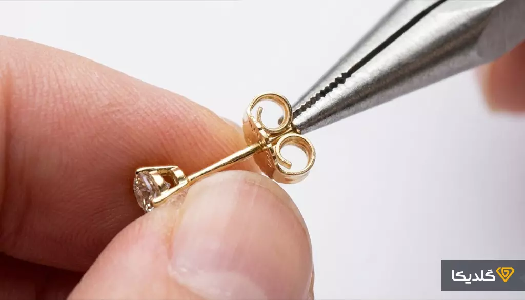 در تعمیر قفل‌های میخی، رایج‌ترین مشکل مربوط به گشاد شدن حفره‌های پشت‌گوشواره پروانه‌ای شکل است.