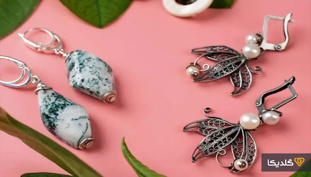 هنر ست کردن جواهرات با لباس؛ راهنمای جامع استایلینگ در سال ۱۴۰۴ 2 در استایل مدرن، جواهرات بخشی از روایت فردی هستند.