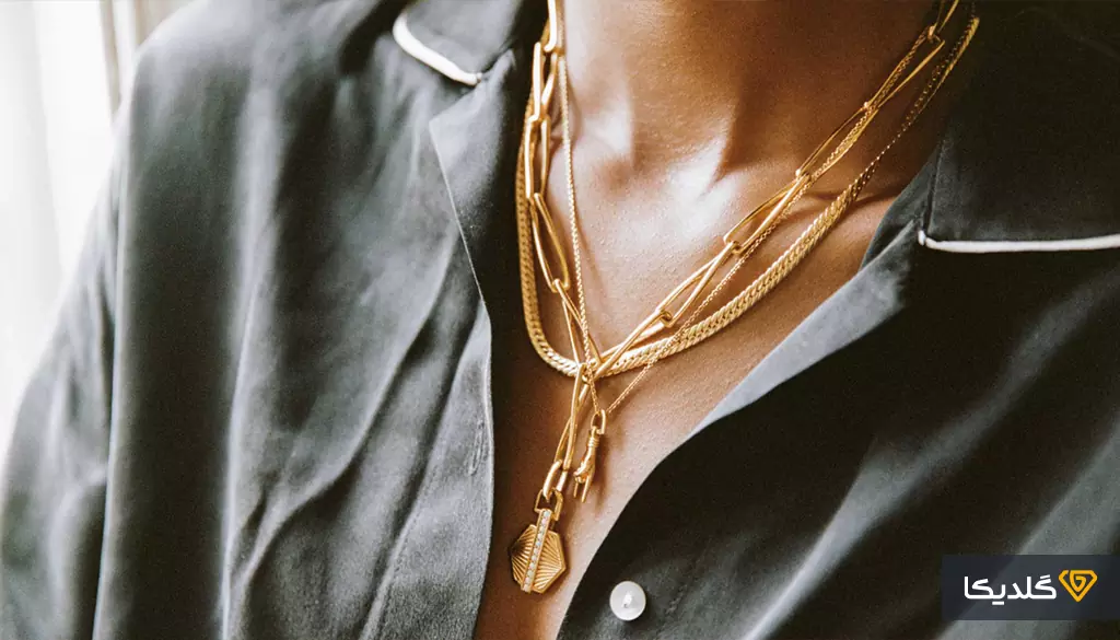 هنر ست کردن جواهرات با لباس؛ راهنمای جامع استایلینگ در سال ۱۴۰۴ 3 اکسسوریها میتوانند استایل شما را چند برابر جذابتر کنند.