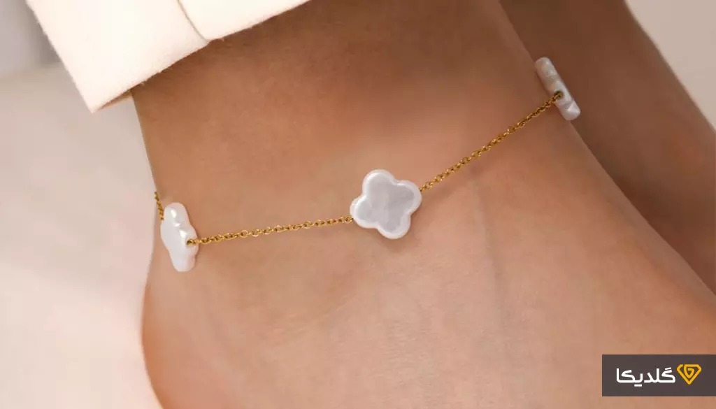 نحوه استایل کردن پابند طلا؛ ۱۰ قانون طلایی برای درخشش 1 نوع کفشی که انتخاب میکنید نقش تعیینکنندهای در نحوه استایل کردن پابند طلا دارد.