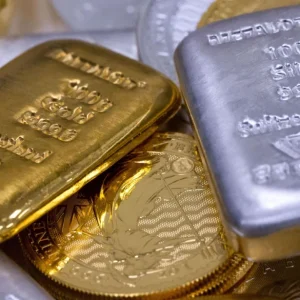 نقره عقب ماند، طلا اوج گرفت؛ اختلاف قیمت در بازار جهانی